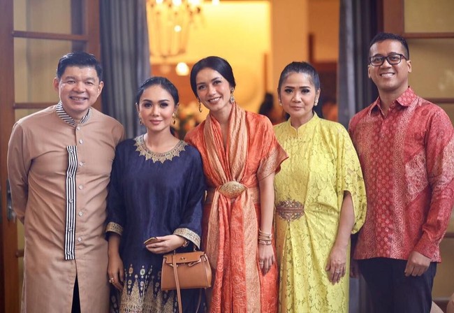 Saat melakukan silaturahmi Lebaran 2017 lalu, Yuni Shara tampil stylish dengan baju kurung dan tas Hermes Kelly 28 cm Gold Togo Hardware seharga US$ 19.995 atau sekitar Rp 275 juta. Foto: Instagram/yunishara36