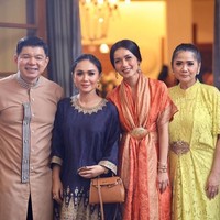 Saat melakukan silaturahmi Lebaran 2017 lalu, Yuni Shara tampil stylish dengan baju kurung dan tas Hermes Kelly 28 cm Gold Togo Hardware seharga US$ 19.995 atau sekitar Rp 275 juta. Foto: Instagram/yunishara36