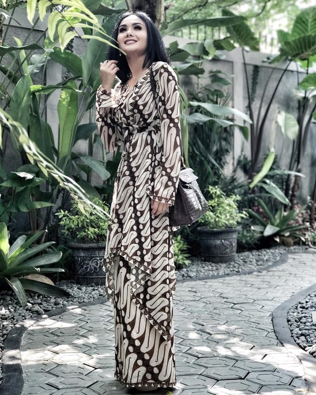 Bergaya dengan dress batik, Yuni Shara menenteng tas Hermes Kelly Cocaon Porosus Crocodile 28 cm seharga US$ 39.000 atau sekitar Rp 537 juta, yang warnanya matching dengan busananya. Foto: Dok. Instagram Yuni Shara