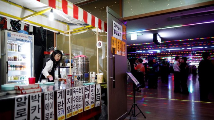 Unik karena diskotek ini tidak jual alkohol, melainkan cuma sedia yoghurt probiotik yang menyehatkan (Foto: Reuters) Unik karena diskotek ini tidak jual alkohol, melainkan cuma sedia yoghurt probiotik yang menyehatkan (Foto: Reuters)