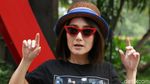 Kece! Kacamata Merah Melissa Karim