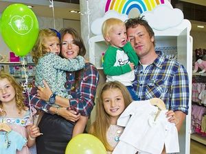 Momen Favorit Istri Jamie Oliver Saat Menjadi Ibu