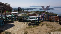 Foto: Di bukit ini, ada kafe dan juga tempat buat duduk-duduk. Tempat ini juga dilengkapi dengan spot foto kekinian. (Elvan/detikTravel)