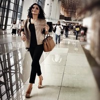 Yuni Shara yang dikenal sebagai penyanyi tembang lawas, tampil dengan nuansa monokrom saat berada di bandara. Memakai jaket cokelat, dia menenteng tas Hermes Birkin 30 cm Gold Togo Hardware seharga US$ 18.750 atau sekitar Rp 258 juta. Foto: Instagram/yunishara36