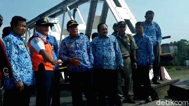 Bupati Lamongan Fadeli mengecek jembatan yang ambrol