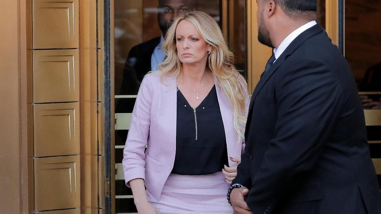 Eks Pengacara Akui Trump Beri Uang Tutup Mulut ke Bintang Porno Eks Pengacara Akui Trump Beri Uang Tutup Mulut ke Bintang Porno