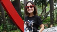 Melissa tampak memakai kaus dan celana kulot, tak lupa memakai kaca mata berwarna merah . Foto: Palevi S/detikHOT