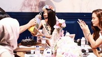 Anissa sempat menangis dan tertawa saat diberikan kejutan tersebut. Foto: Dok. Instagram