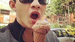 Keren! Gaya Iko Uwais Saat Makan Es Krim di Kolombia dan Nasi Padang