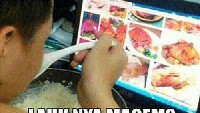 Mungkin kalau tanggal tua begini ya. Makan nasi putih sambil liat lauk macem-macem di layar komputer. Sedih! Foto: Istimewa