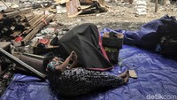 Saat ini beberapa warga yang terdampak kebakaran mengungsi di bawah kolong Tol Tanjung Priok.