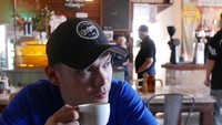 Meskipun fotonya diambil candid, Ben Kasyafani tetap terlihat tampan. Ia asyik menyeruput kopinya di sebuah coffee shop. Foto: Instagram benkasyafani