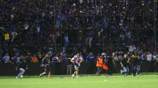 Suporter Arema merangsek ke lapangan di pengujung laga.