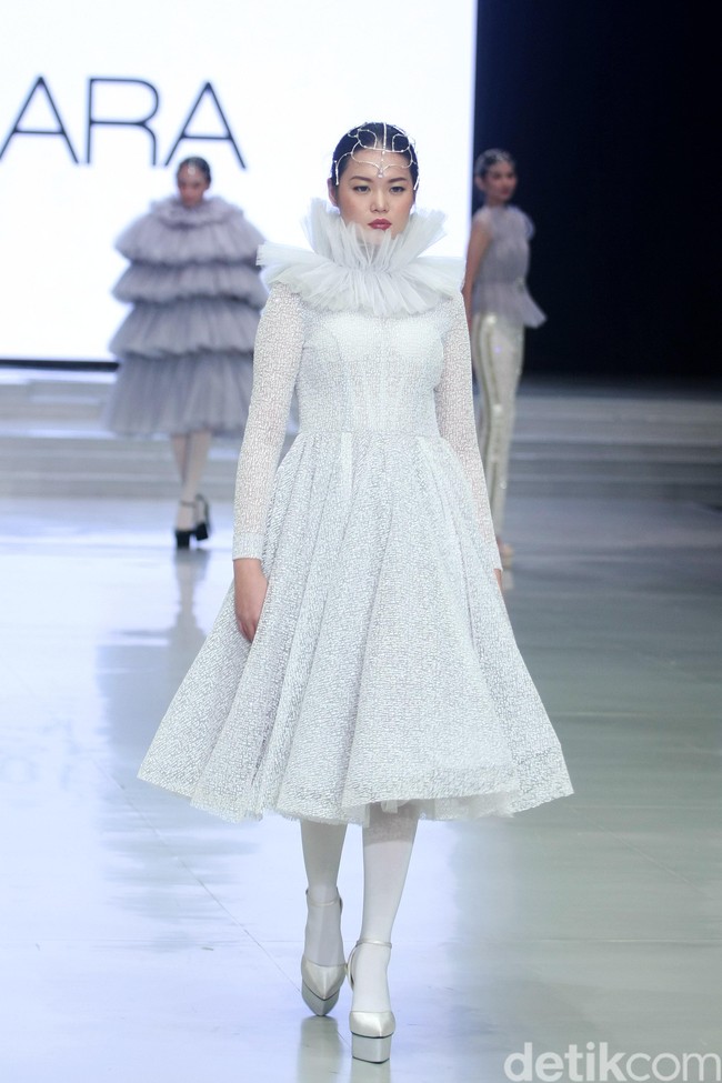 Fashion show Barli Asmara yang berkolaborasi dengan Wardah di Indonesia Fashion Week 2018 ini mengangkat tema Glamorous Delight di Jakarta Convention Center, Jakarta, Sabtu [31/3/2018]. Foto: Mohammad Abduh/Wolipop