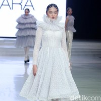 Fashion show Barli Asmara yang berkolaborasi dengan Wardah di Indonesia Fashion Week 2018 ini mengangkat tema Glamorous Delight di Jakarta Convention Center, Jakarta, Sabtu [31/3/2018]. Foto: Mohammad Abduh/Wolipop