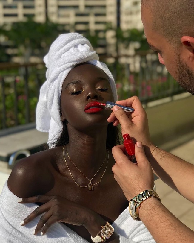 Ia bahkan menjadi salah satu model utama brand kecantikan Fenti Beauty by Rihanna. Duckie Thot juga banyak berjalan untuk fashion show besar, seperti untuk Patth McGrath hingga Kanye West. Foto: Instagram Duckie