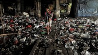 Begini potret tumpukan sampah di kolong Tol Tanjung Priok, Jakarta Utara, Selasa (17/4/2018).