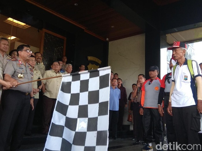 Kapolda Jatim Lepas Purnawirawan Jalan Kaki ke Mabes Polri