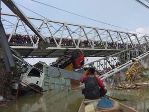 Polisi Diminta Usut Truk yang Melintas di Jembatan Babat