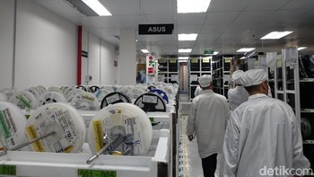 Asus mengklaim sebagai vendor ponsel pertama yang melakukan proses produksi ponsel secara completely knocked down (CKD) pada 2017. Ini berarti, proses perakitan ponsel dilakukan mulai dari perakitan komponen PCB (Surface Mount Technology/SMT) hingga berbentuk produk jadi. Foto: Rachmatunnisa/detikINET