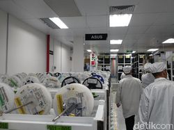 Melongok Dapur Pembuatan Ponsel Asus di Batam