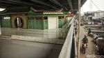 Musala Keren Bergaya Tiongkok di Kolong Tol