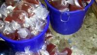 Barang bukti yang disita petugas antara lain, 3 kantong biang alkohol isi 5 liter, 215 kantong miras siap edar. (Foto: istimewa).