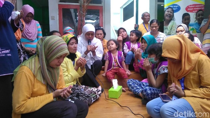 Khofifah Hibur Penderita Kanker di Surabaya