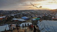 Anak-anak pengungsi Rohingya menerbangkan layang-layang improvisasi di kamp pengungsi Kutupalong dekat Coxs Bazar, Bangladesh 10 Desember 2017Foto: REUTERS/Damir Sagolj