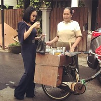 Yuni Shara bergaya keelitan rasa kerakyatan saat minum jamu keliling sambil membawa tas Hermes Birkin. Tas Hermes yang dibawa Yuni ini harganya mencapai US$ 21.925 atau sekitar Rp 302 juta. Foto: Instagram/yunishara36