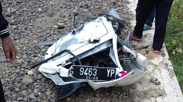Mobil Terseret KA 200 Meter di Pemalang, 2 Orang Tewas Seketika