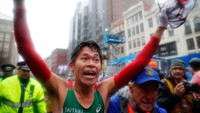 Sosok Yuki Kawauchi mencuri perhatian setelah menjuarai Boston Marathon 2018 baru-baru ini. Ia menyelesaikan jarak 42,195 km dalam waktu 2 jam 15 menit 54 detik, mengungguli para atlet elit sedunia. Foto: Brian Fluharty-USA TODAY Sports/Reuters