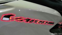 Aura nya motor ini pun tidak terhenti saat mata memandang bokongnya. Knalpot Silencer dan ProSpeed sangat gagah tertera disana.