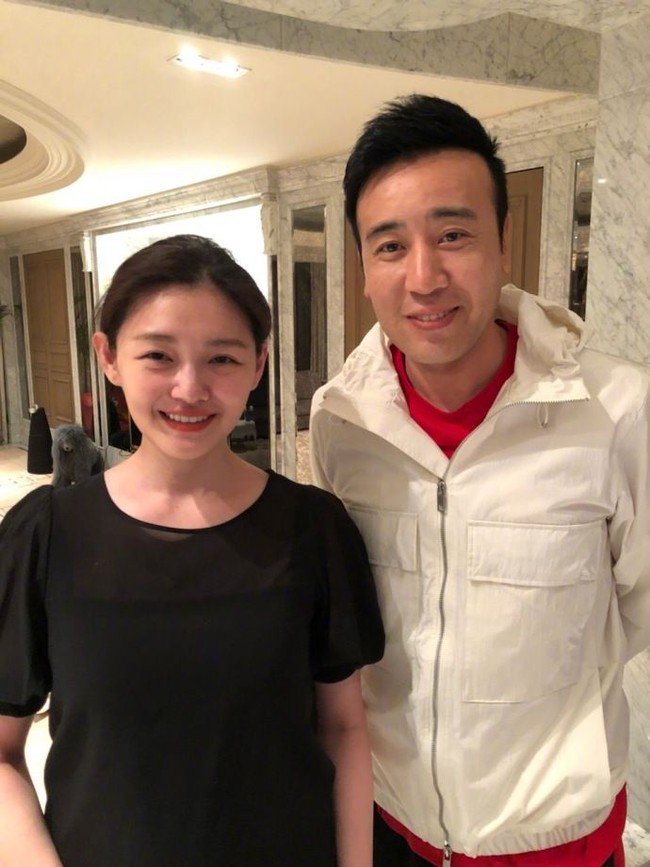 Wang dan wanita cantik tersebut kemudian saling mengobrol. Ucapan Wang tampak semakin ngelantur, dan dia pun menggoda wanita tersebut dengan kata-kata vulgar. Pada momen tersebut, Wang tampaknya sedang mabuk karena wajahnya yang merah. Setelah namanya menjadi viral, Wang Xiaofei meminta maaf atas tindakannya tersebut. Wang pun mengklarifikasi bahwa dia tidak mengenal wanita yang live bersamanya itu. Foto: Weibo