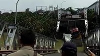 Hingga saat ini masih belum diketahui pasti penyebab ambrolnya jembatan ini/Foto: Screenshoot