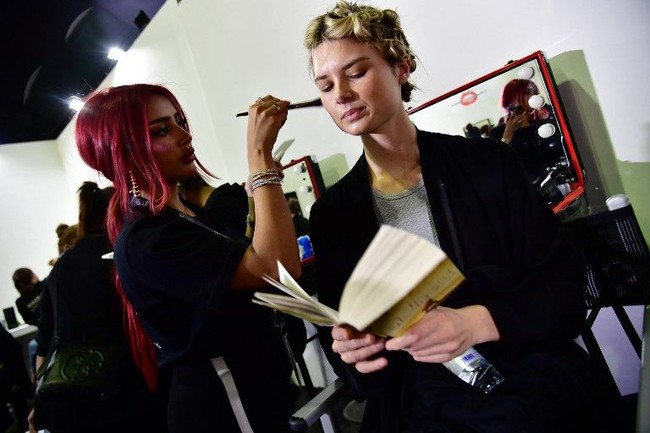 Mencetak sejarah baru, Arab tetap memiliki peraturan spesial untuk acara ini. Panggung runaway dan backstage tertutup hanya untuk wanita saja. Desainer pria pun tidak boleh memasuki back stage. Foto: AFP PHOTO / GIUSEPPE CACACE