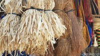 Ada juga rok berbahan kulit kayu dan rumput kering yang biasa dipakai oleh para perempuan. (Elvan/detikTravel)