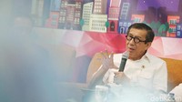 KPU menyiapkan dua aturan untuk melarang mantan narapidana kasus korupsi maju menjadi caleg. Menkum HAM Yasonna Laoly menilai KPU tak bisa menciptakan norma untuk menghilangkan hak para mantan napi tersebut. Jadi, baiknya itu di materi UU. Kalau dia materi tingkat peraturan teknis KPU, KPU itu tidak boleh menciptakan norma yang menghilangkan hak, ujar Yasonna.  (Foto: Yasonna Laoly / Ari Saputra-detikcom)
