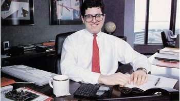 Dia memutuskan drop out kuliah dan fokus mengembangkan bisnis setelah mendapat investasi USD 300 ribu dari keluarganya. Dell berperan besar dalam revolusi komputer PC di dekade 1990-an. Pada tahun 1985, PCS Limited menciptakan komputer pertamanya bernama Turbo PC dan dijual senilai USD 795. Foto: istimewa