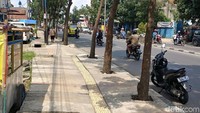 Tulisan Allah menggunakan abjad Arab di trotoar itu dihapus pada Selasa (17/4/2018) pagi oleh aparat kewilayahan Kecamatan Bojongloa Kidul dan Dishub Kota Bandung. Tentunya ini bertentangan dengan syariat Islam, karena tidak sesuai peruntukannya, ujar Kabag Humas Setda Kota Bandung Yayan Briliyana. (Foto: Tri Ispranoto/detikcom).