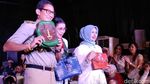 Gaya Sandiaga Lenggak-lenggok Bak Model Promosikan Tas Ende