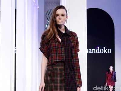Foto: 12 Koleksi Terbaru Tri Handoko, Busana Motif Kotak-Kotak