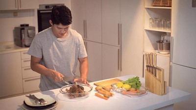 Keren! Gaya Iko Uwais Saat Makan Es Krim di Kolombia dan Nasi Padang