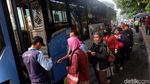 Ganjil Genap Berlaku, Warga Pindah ke TransJakarta
