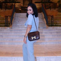 Tas Hermes Constance berwarna cokelat yang terbuat dari kulit buaya mempermanis gaya Yuni Shara yang tampil dengan baju serba biru. Tas Hermes berukuran kecil yang dibawa Yuni Shara ini harganya mencapai US$ 27.295 atau sekitar Rp 375, 8 juta. Foto: Instagram/yunishara36