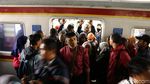 Menumpuk di Stasiun, Berdesakan di Kereta