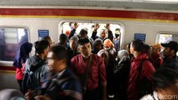 Begini suasana saat kereta datang.