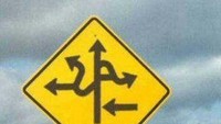 Petunjuk jalan ke arah mana saja. Tapi ada panah nyempil ke kiri. Ranker.com/Pinterest.