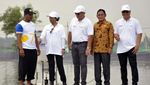 Bawa Baskom, Rini Tebar Benih Udang di Bekasi