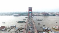 Berwarna merah dan membentang di atas Sungai Musi, siapa yang tak tertarik dengan Jembatan Ampera. Belum sah rasanya ke sana jika belum menjajal pempek dan mendatangi Jembatan Ampera (Okta Marfianto/detikTravel)